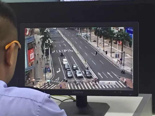 网警工作场景监控屏幕前专注工作的年轻面孔