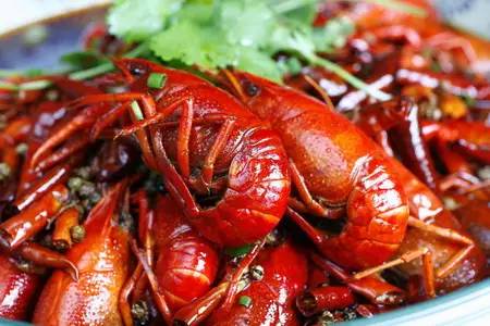 一家人围坐吃小龙虾场景