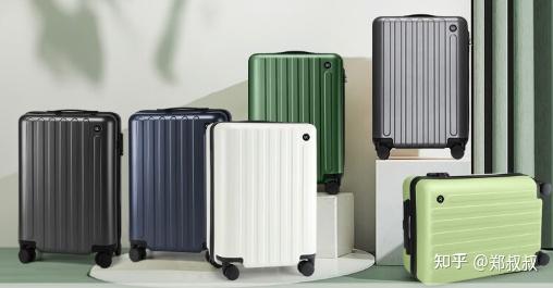 消费者拖着行李箱选购黄金