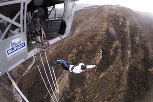 惊魂一刻！男子蹦极疑似未系安全绳引热议，景区紧急回应