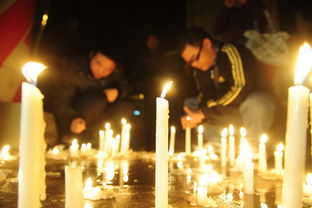 群众在事故现场附近点燃蜡烛悼念遇难者