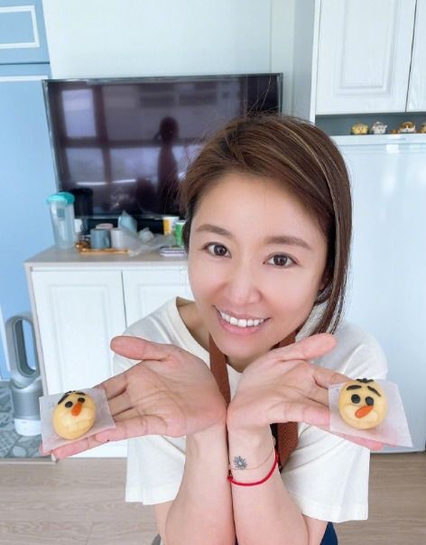 手捧黑莓微笑的自拍图