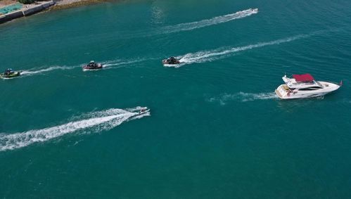 游客乘坐游船场景照片