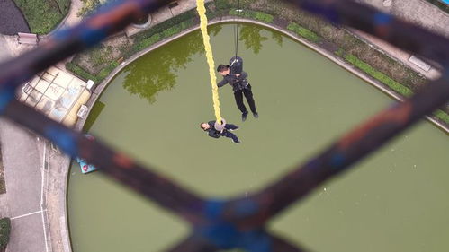 游客在蹦极前穿戴安全装备