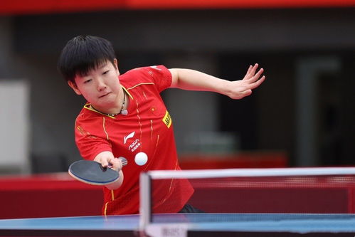 孙颖莎手持球拍微笑面对镜头