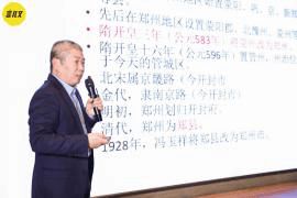 节目嘉宾围坐讨论书籍