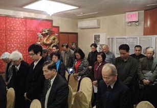 村民自发组织悼念活动照片