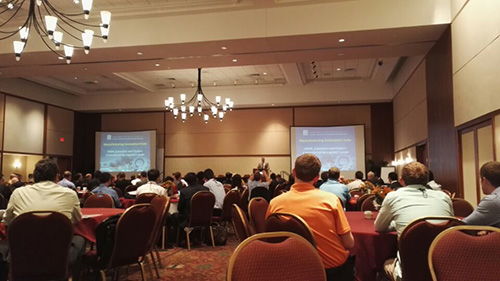 学术会议中的科研人员讨论场景