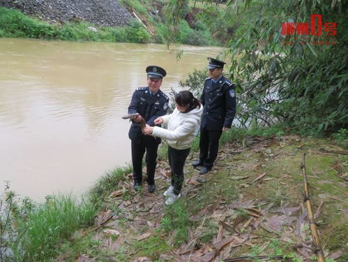 村民聚集在河边讨论事故