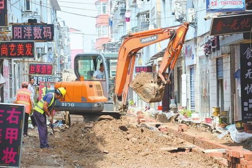 挖掘机正在修缮古井周围环境的场景