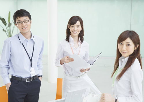 两位同事在办公室低声交谈讨论工作安排