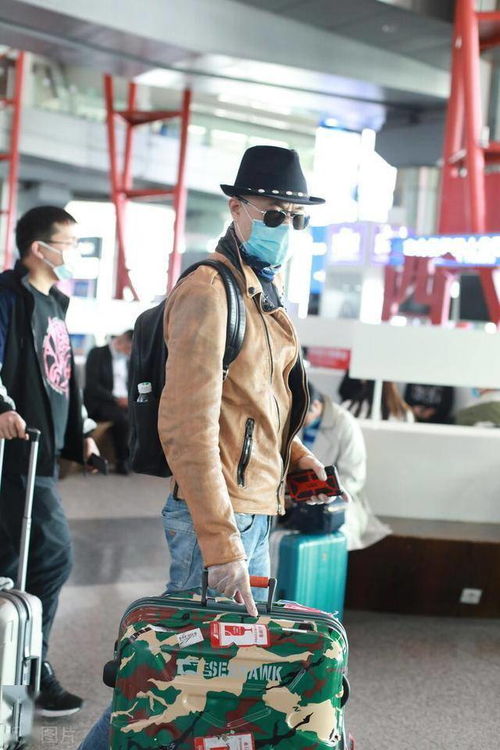 62岁梁朝伟被偶遇 头发花白小腹凸起，网友：岁月不饶人