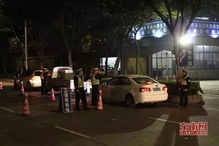 交警夜间设卡检查酒驾