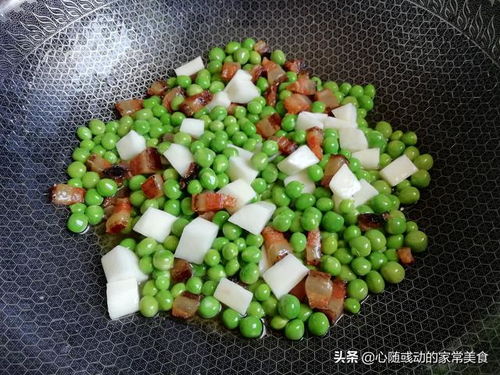 一家人围坐吃立夏饭
