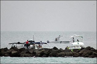 赶海者夜间的海滩救援现场