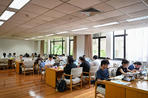 荣昌政府机关食堂内座无虚席