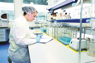 实验室中科学家操作聚变实验设备