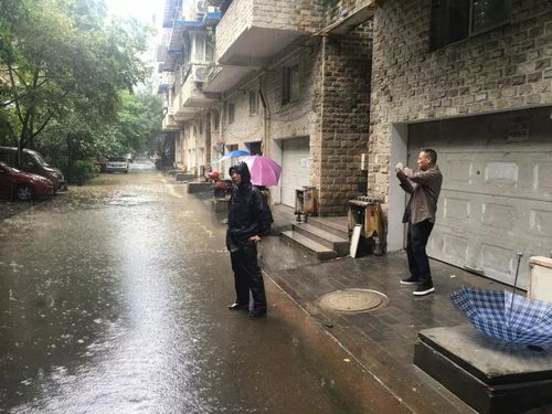 暴雨后小区门口积水