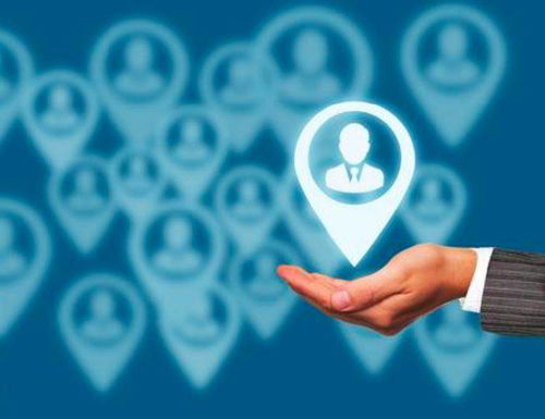 用户轻松漫步身后是自动跟随的行李箱