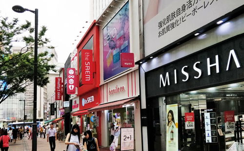 韩妆品牌鼎盛时期商场专柜排队场景