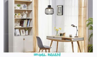 一个人坐在书桌前写学习计划表