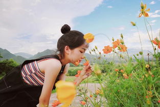 女孩坐在阳台上翻看旅游攻略计划行程