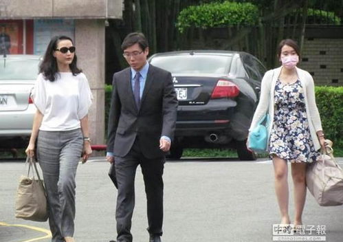 姑父在镜头前讲话