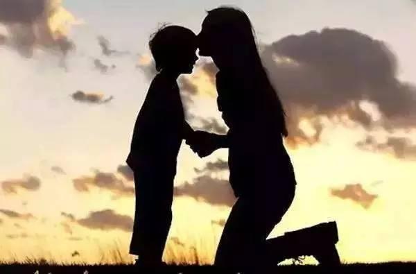 母亲抱着年幼的孩子望向远方