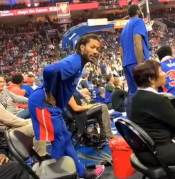 年轻球迷在看台上为中国选手加油