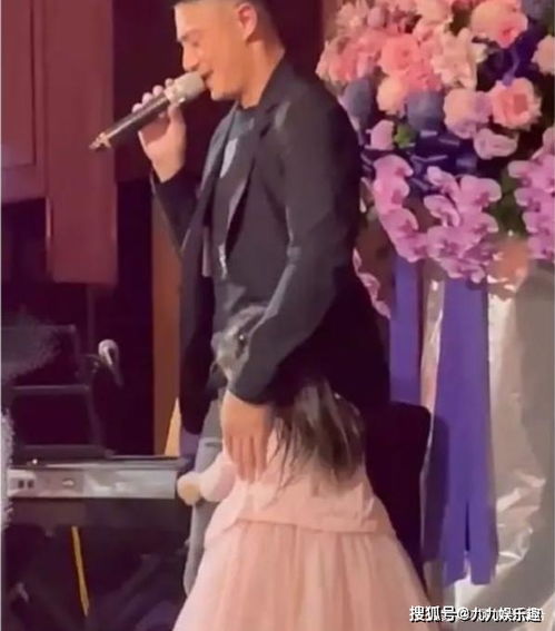 霍建华抱着女儿出席活动