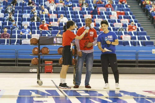 现场球迷紧张观看比赛