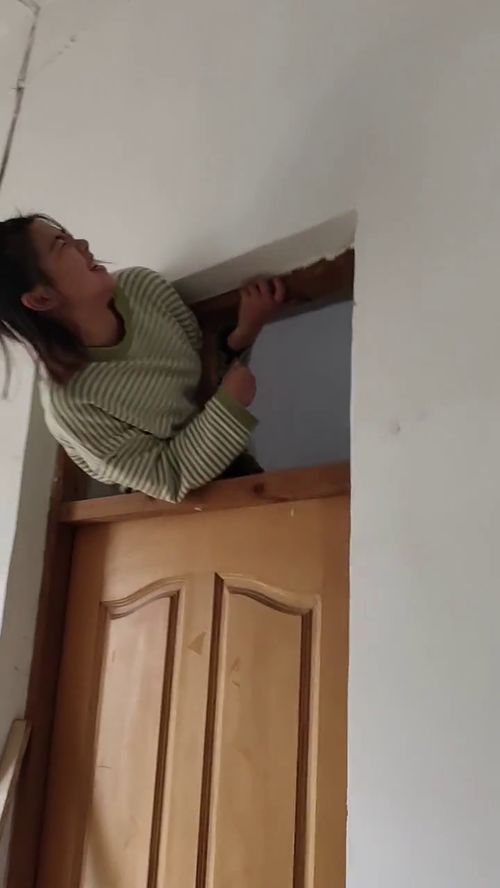 女子用钥匙挖千年石窟？真相曝光，景区回应：挖的是普通石英石！