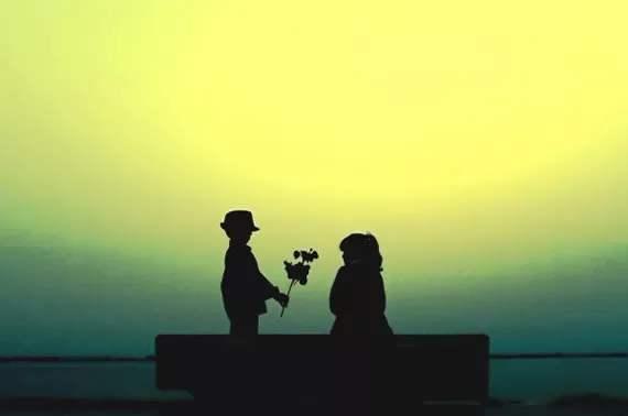 一个背影走在夕阳下