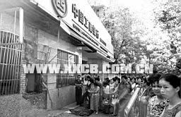 爆炸后的ATM机现场