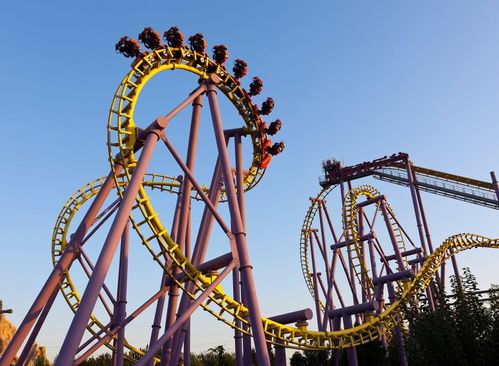 欢乐谷工作人员引导游客疏散