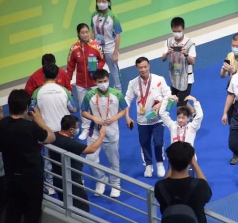 全红婵站在阳台上呼吁粉丝体谅家人