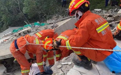 事故现场救援人员搜救画面