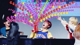 韩国爱豆与粉丝互动画面