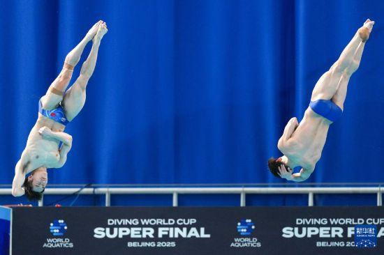 郑九源在颁奖台上微笑面对镜头