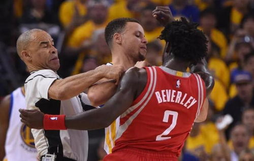 火箭队球员在比赛中拼搏