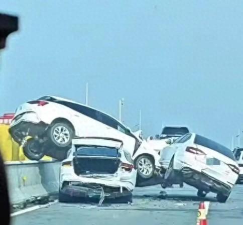 惊魂一刻！摩托车司机连续借道超车被撞飞，高速安全引热议