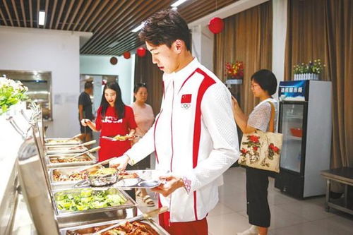 孙佳俊与队友在武汉小吃店用餐