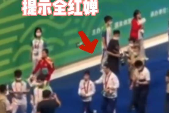 全红婵在观众席化身“秩序管理员”：从赛场到生活，她用温柔守护边界