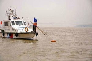 翻覆的船只与漂浮的救生圈<p>周围全是哭喊声和求救声，有人试图游向岸边，但水流太急，很多人很快就不见了踪影。我只能紧紧抱住那块木板，心里只有一个念头——活下去。</p><h2 id=