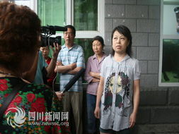 受害者在法院门口接受采访