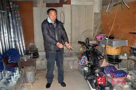 李某被警方带走画面