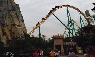 上海欢乐谷突发火情，游客误以为是表演特效？亲历者讲述惊险一幕