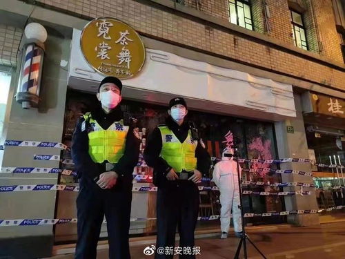 奶茶店门口顾客驻足讨论事件