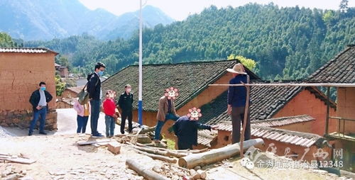 景区工作人员现场勘查照片