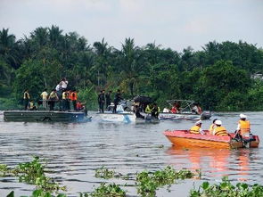 贵州游船事故救援人员正在打捞失踪者